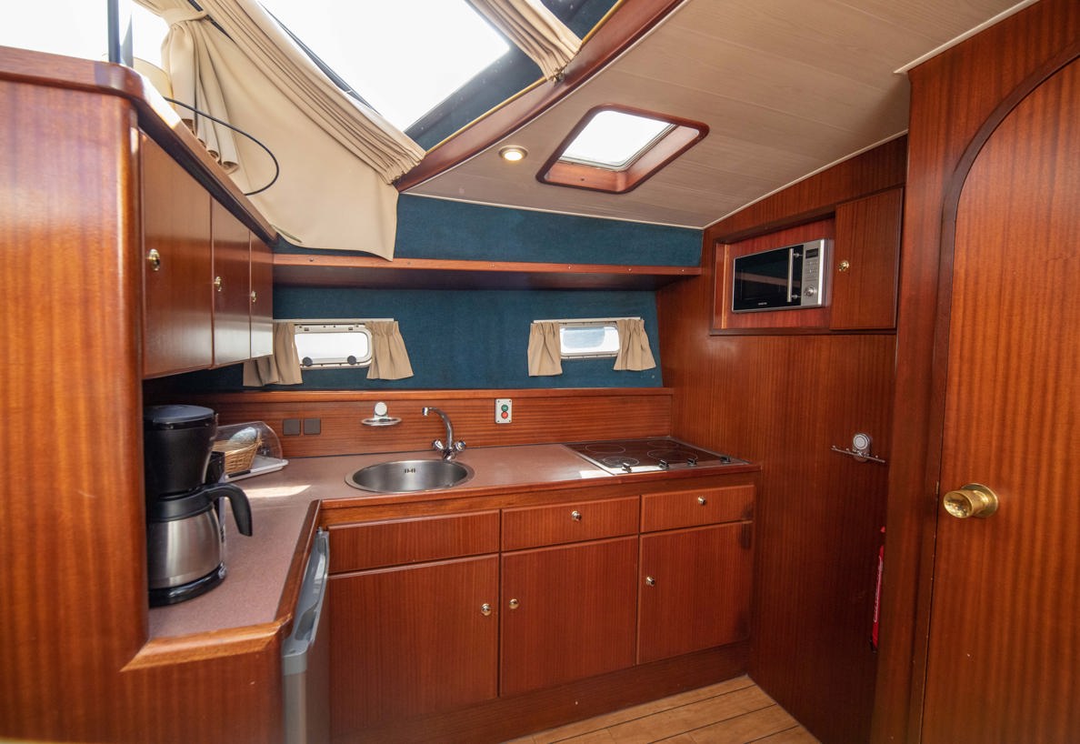 De Driesprong Yachtcharters Interieur Motorjacht Remora 34