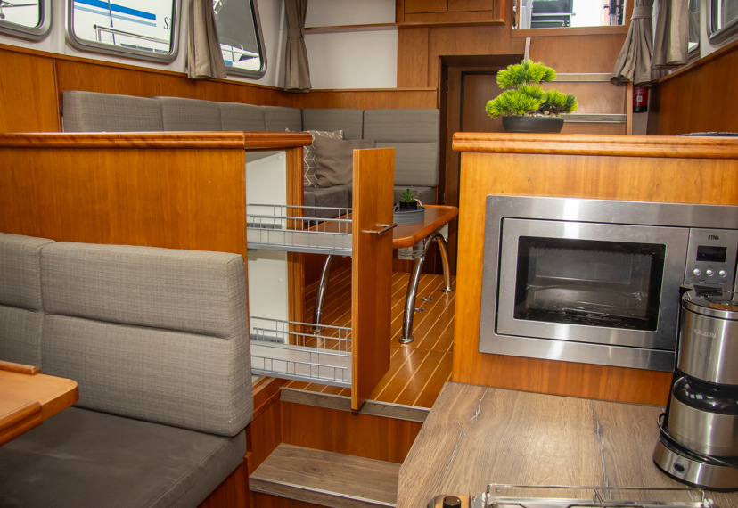 De Driesprong Yachtcharters Interieur Motorjacht Copain 19