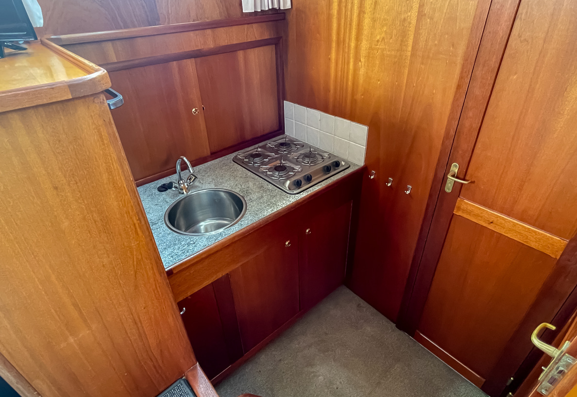 De Driesprong Yachthcharters Interieur Motorjacht Frisa 15