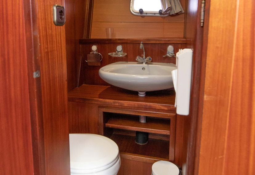 De Driesprong Yachtcharters Interieur Motorjacht Kuinder 06