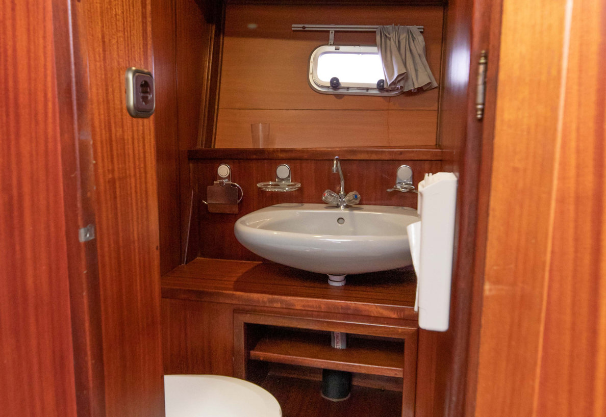 De Driesprong Yachtcharters Interieur Motorjacht Kuinder 06