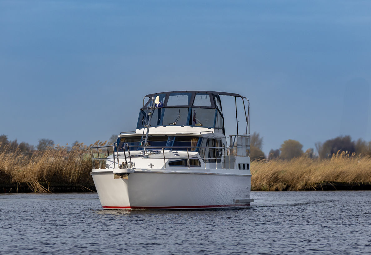 De Driesprong Yachtcharters Exterieur Motorjacht Saphir 28