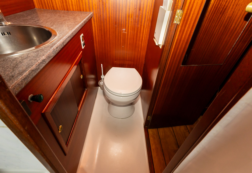 De Driesprong Yachtcharters Interieur Motorjacht Atherina 24