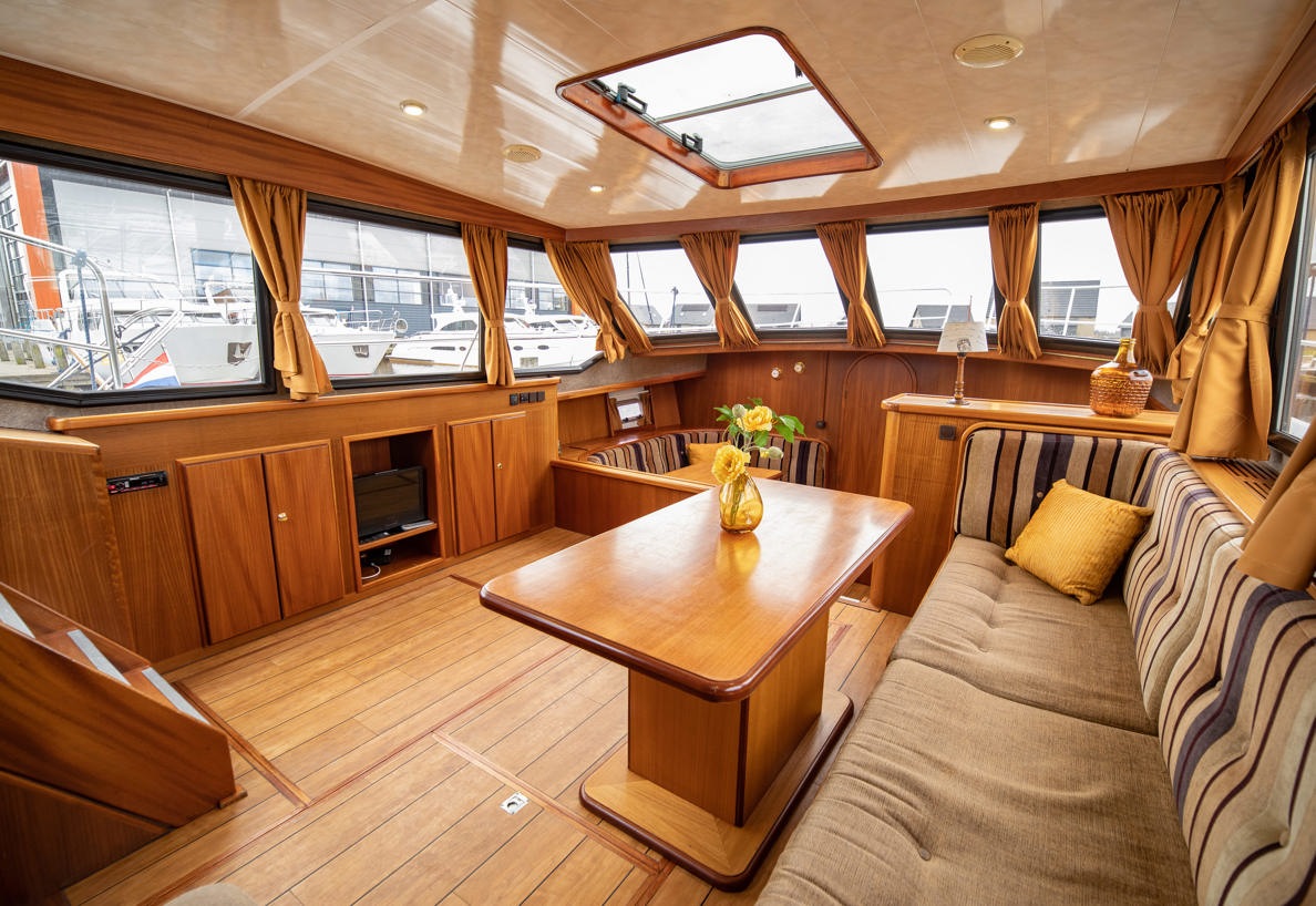 De Driesprong Yachtcharters Interieur Motorjacht Splendens 12