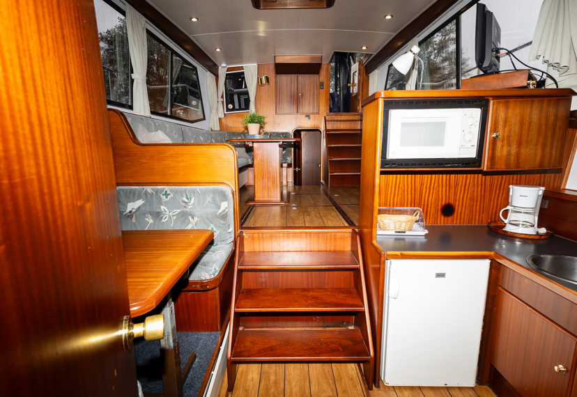 De Driesprong Yachtcharters Interieur Motorjacht Atherina 5 (1)