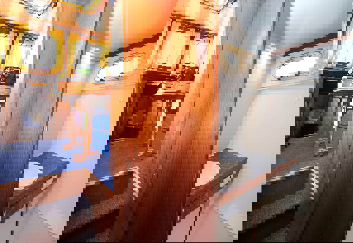 De Driesprong Yachtcharters Interieur Motorjacht Sparus 15