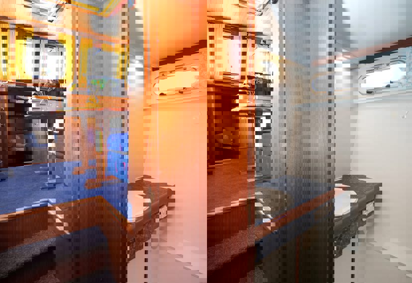 De Driesprong Yachtcharters Interieur Motorjacht Sparus 15