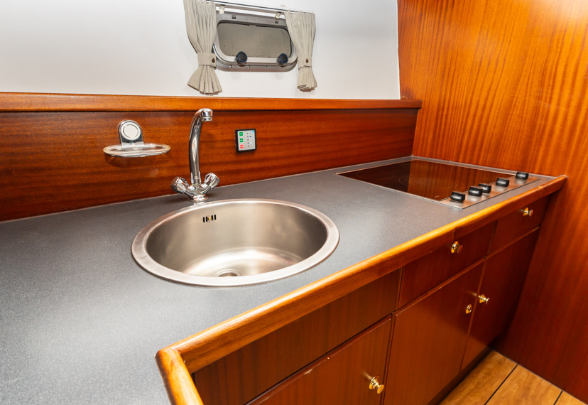 De Driesprong Yachtcharters Interieur Motorjacht Atherina 16