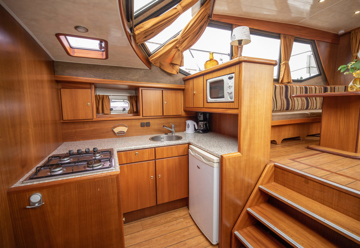 De Driesprong Yachtcharters Interieur Motorjacht Splendens 06