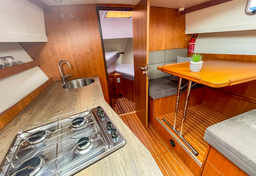 De Driesprong Yachtcharters Interieur Motorjacht Copain 16
