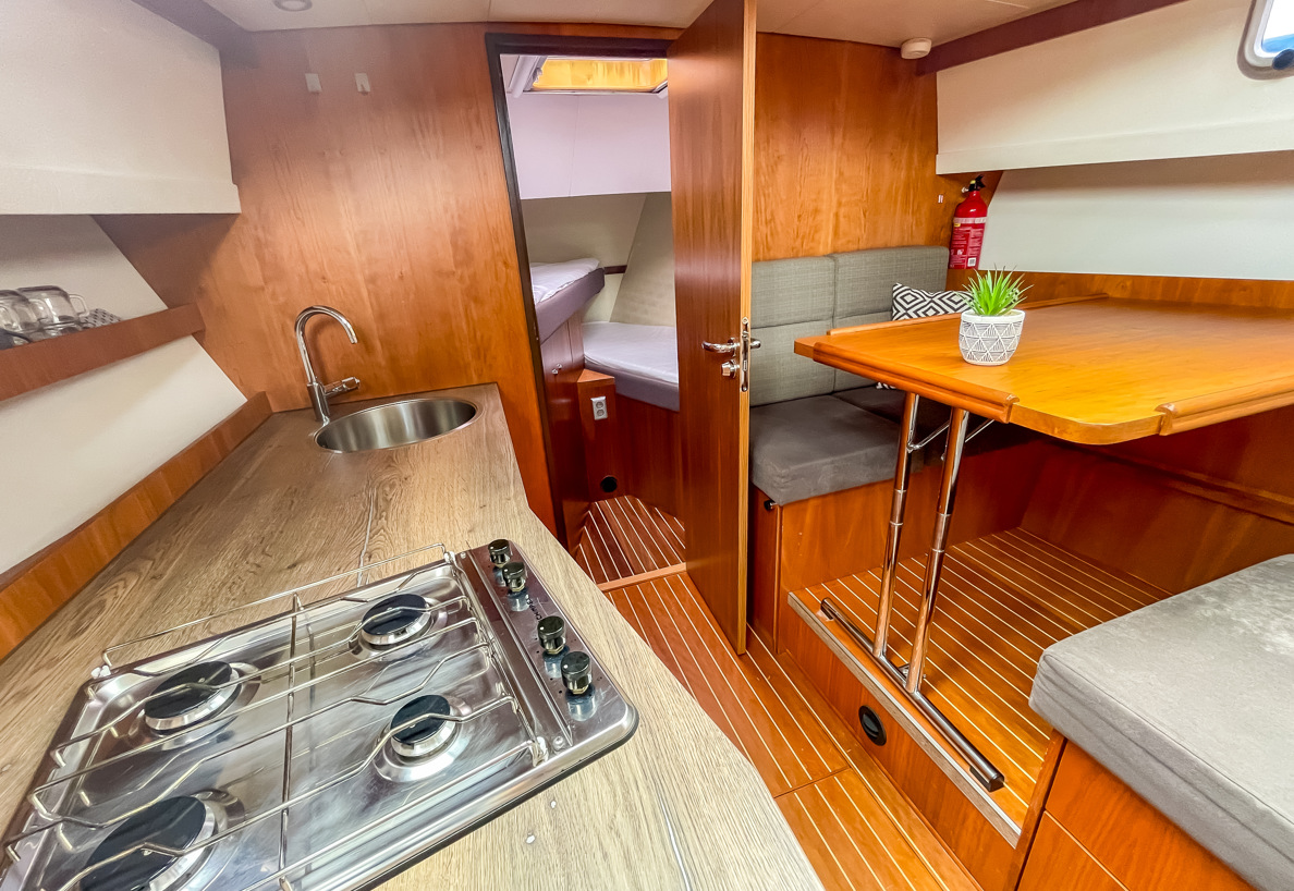 De Driesprong Yachtcharters Interieur Motorjacht Copain 16