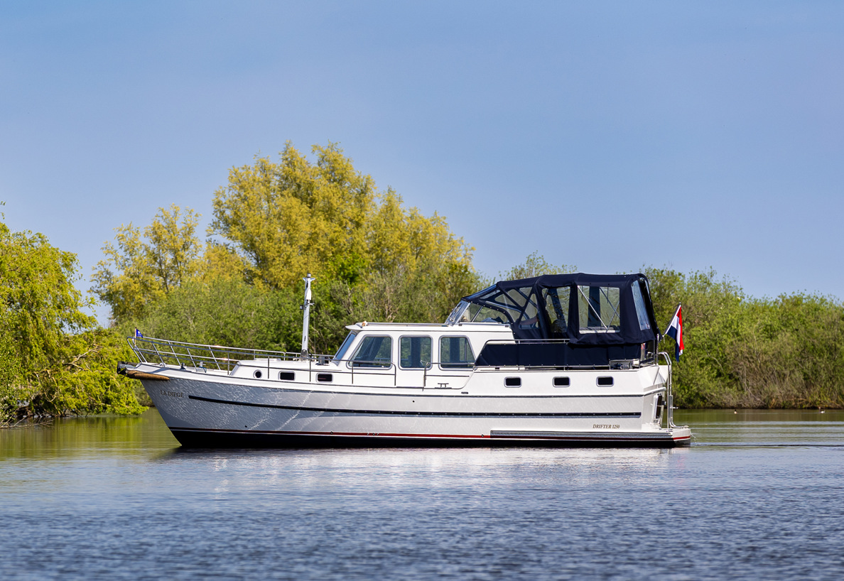 De Driesprong Yachtcharters Exterieur Motorjacht La Diege 17