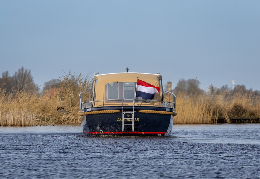 De Driesprong Yachtcharters Exterieur Motorjacht Freon 22