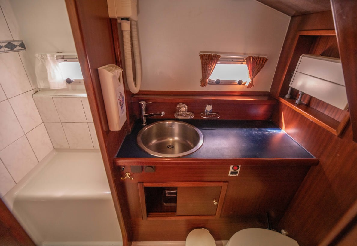 De Driesprong Yachtcharters Interieur Motorjacht Lota 26