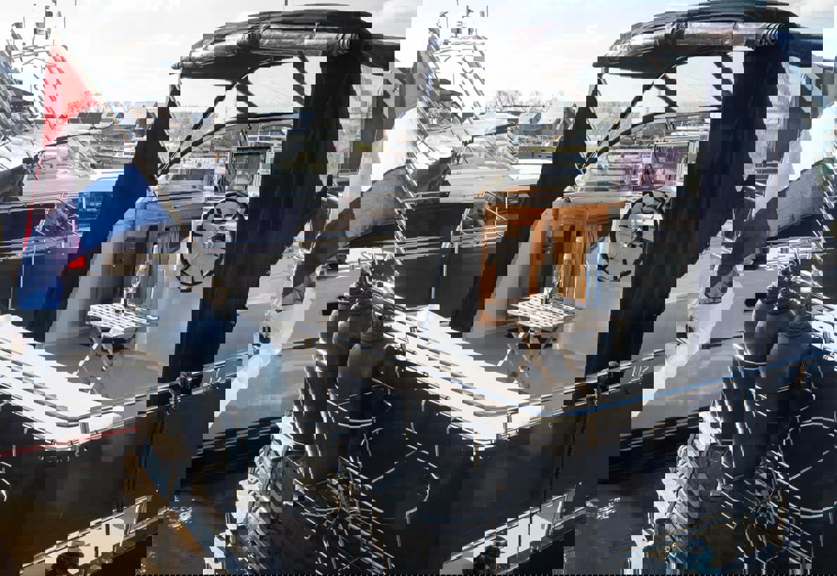 De Driesprong Yachtcharters Exterieur Motorjacht Sparus 9