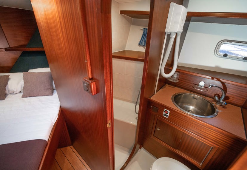 De Driesprong Yachtcharters Interieur Motorjacht Remora 03