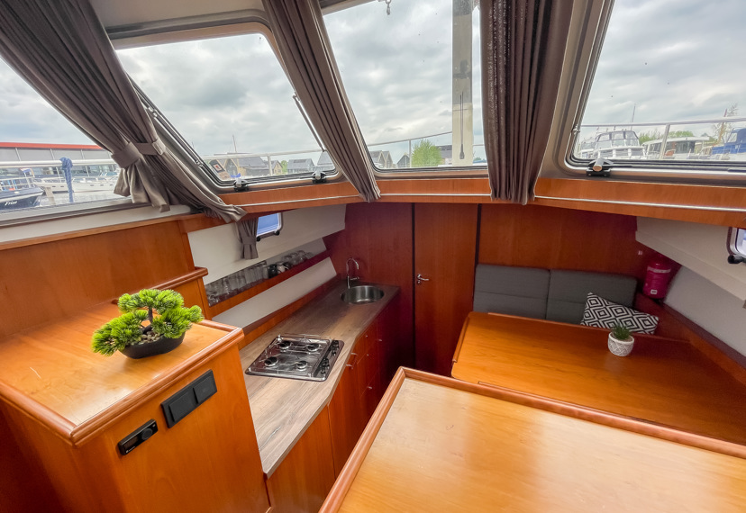 De Driesprong Yachtcharters Interieur Motorjacht Copain 11