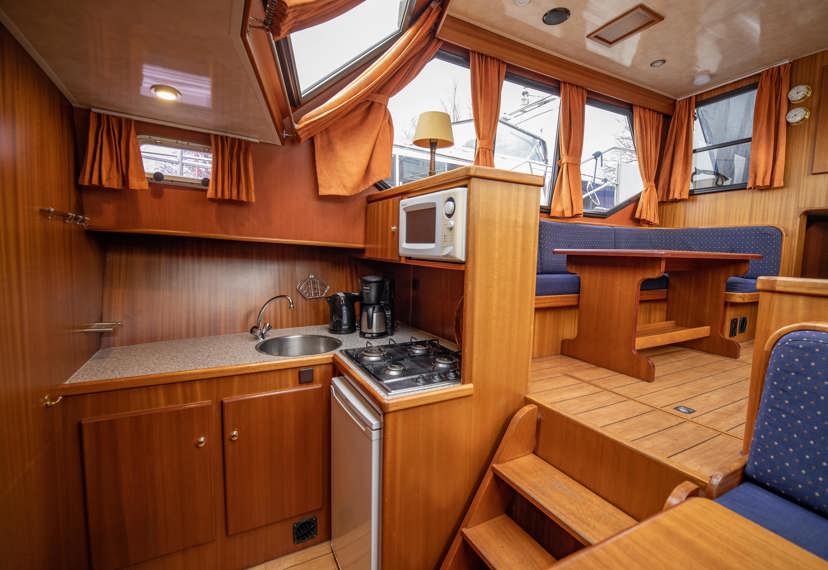 De Driesprong Yachtcharters Interieur Motorjacht Belone 06