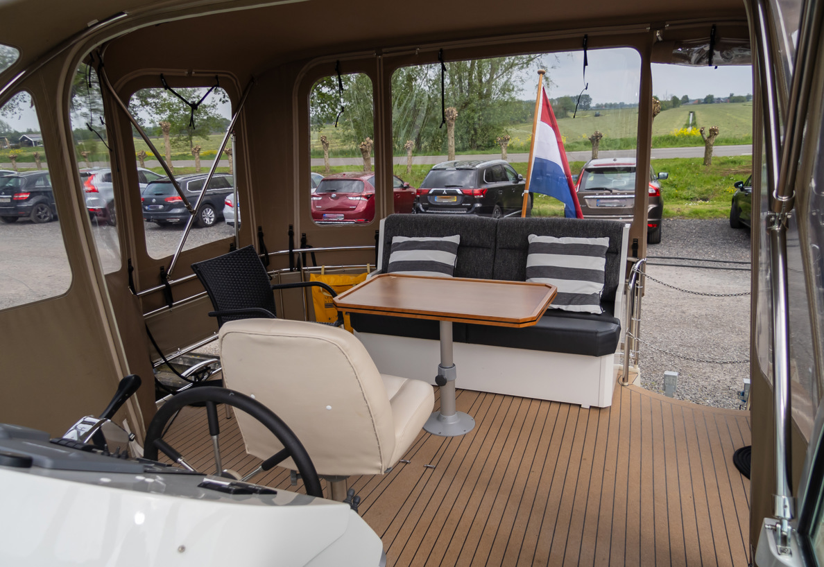 De Driesprong Yachtcharters Exterieur Motorjacht Poseidon 13