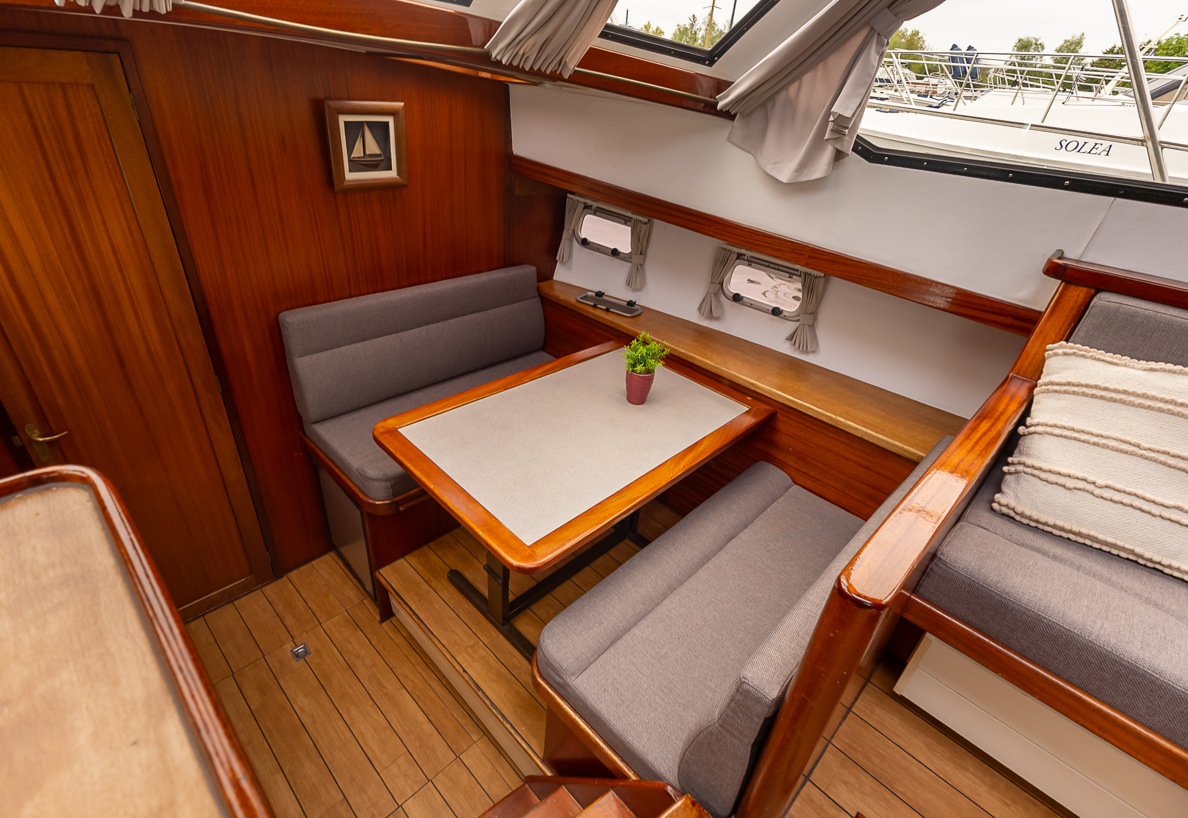 De Driesprong Yachtcharters Interieur Motorjacht Andreas 26