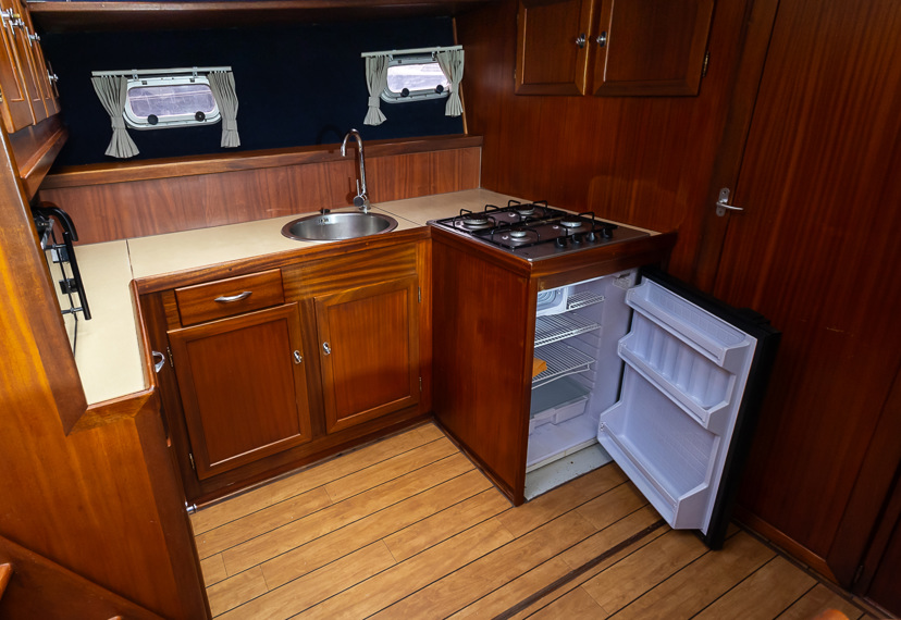 De Driesprong Yachtcharters Interieur Motorjacht Kuinder 35