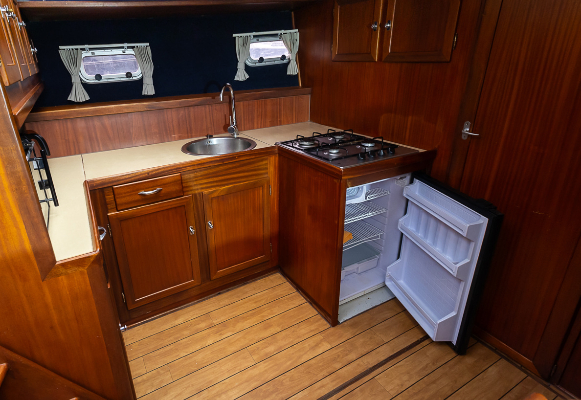 De Driesprong Yachtcharters Interieur Motorjacht Kuinder 35