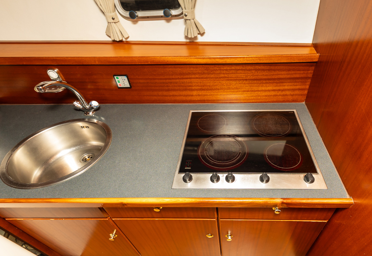 De Driesprong Yachtcharters Interieur Motorjacht Atherina 17