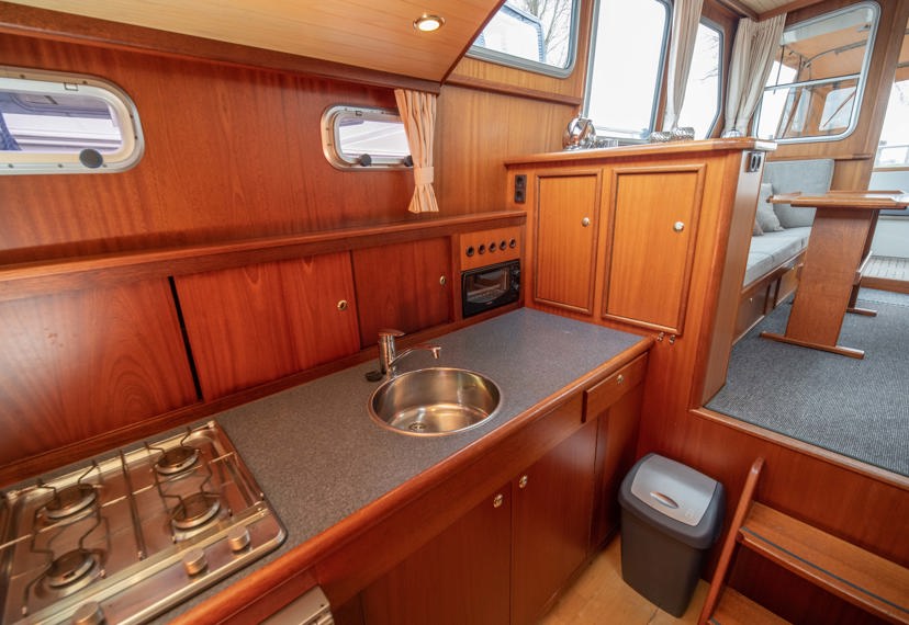 De Driesprong Yachtcharters Interieur Motorjacht Freule 13