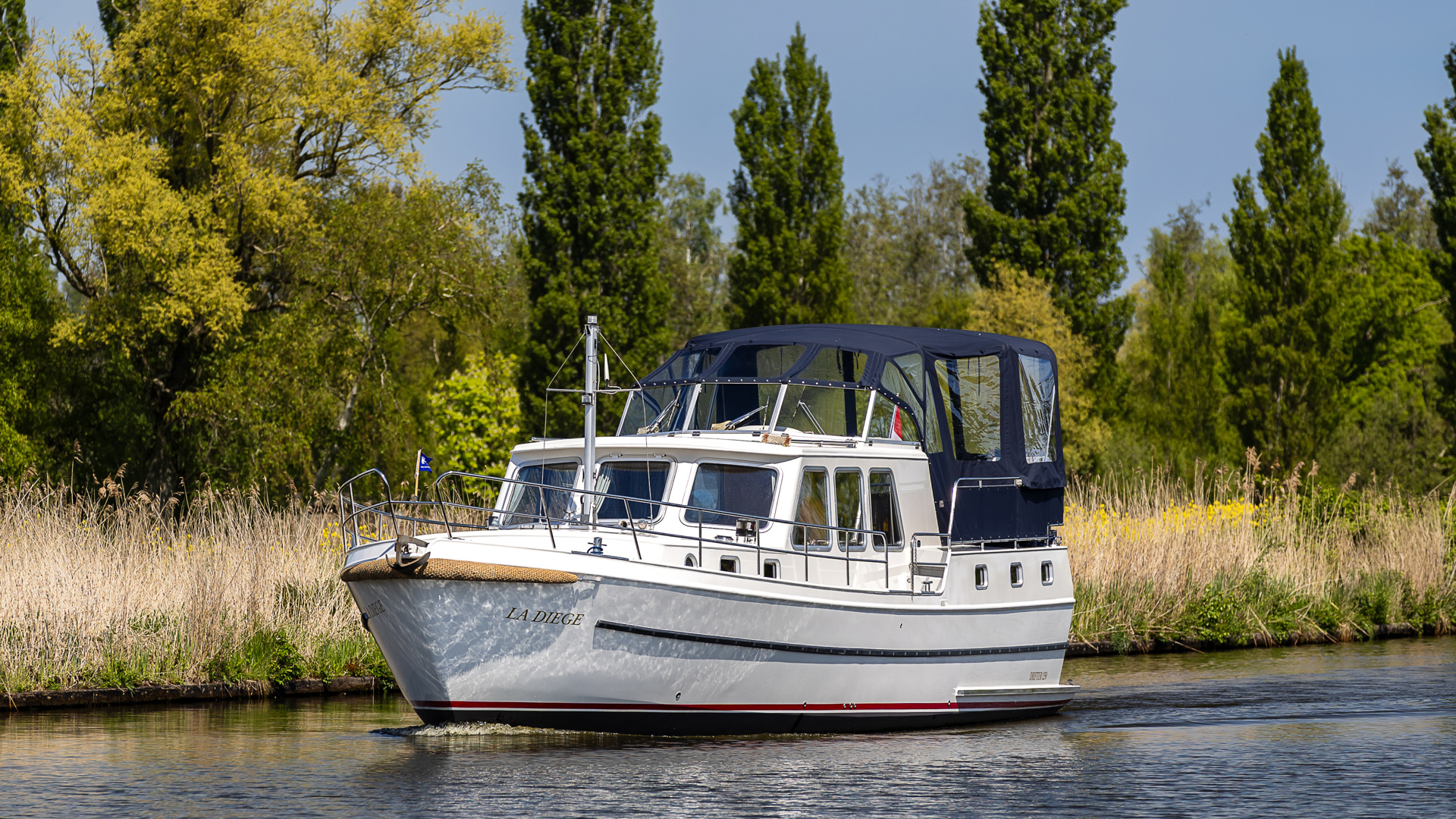 Wil je een boot huren in Friesland? Dat kan zonder vaarbewijs bij De Driesprong Yachtcharters uit Langelille!