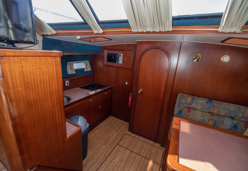 De Driesprong Yachtcharters Interieur Motorjacht Remora 33