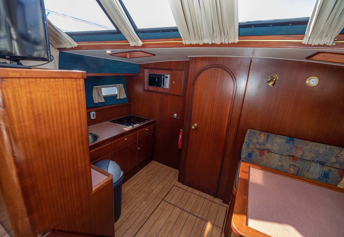 De Driesprong Yachtcharters Interieur Motorjacht Remora 33