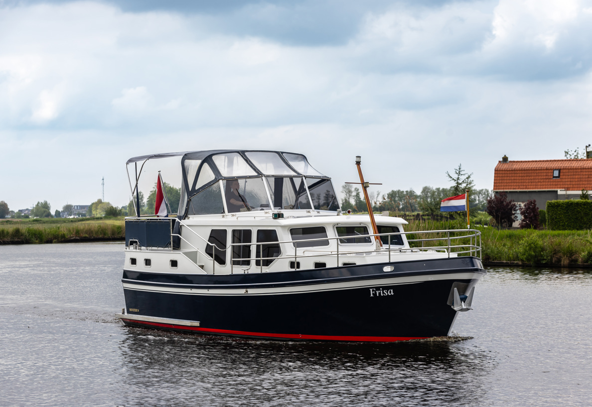 De Driesprong Yachtcharters Exterieur Motorjacht Frisa 4 (1)
