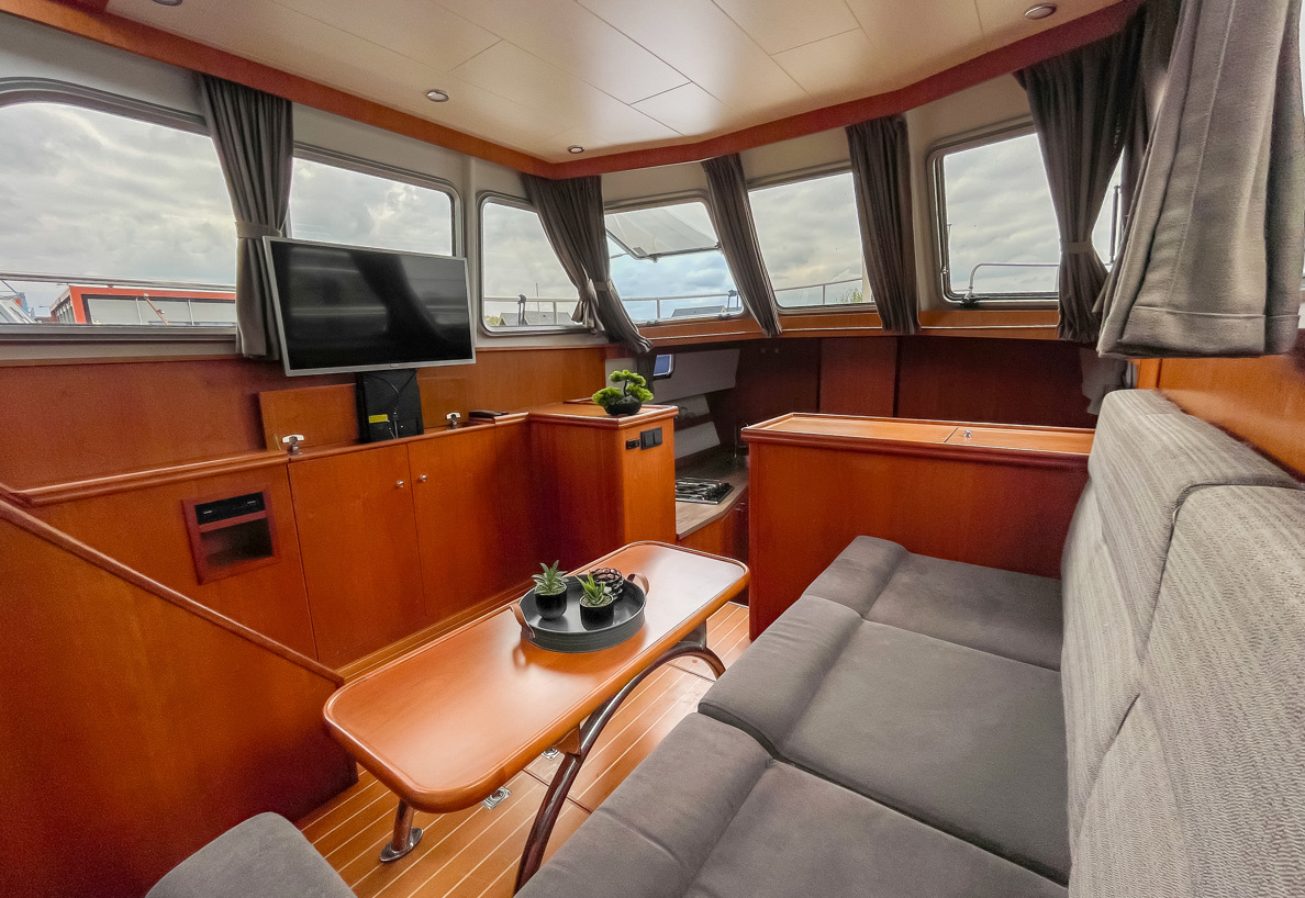 De Driesprong Yachtcharters Interieur Motorjacht Copain 10 (1)