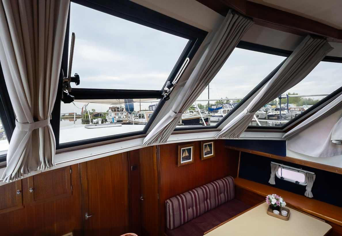 De Driesprong Yachtcharters Interieur Motorjacht Kuinder 38
