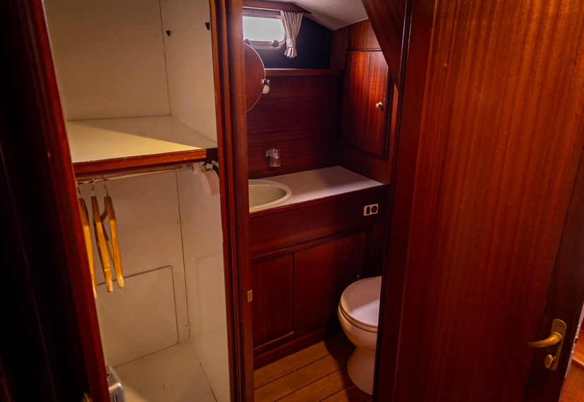 De Driesprong Yachtcharters Interieur Motorjacht Andreas 47