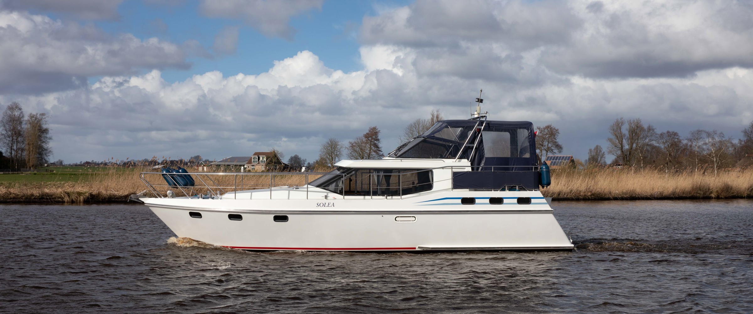 De Driesprong Yachtcharters Exterieur Motorjacht Solea 06