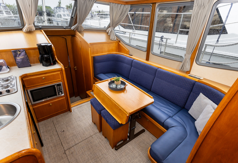 De Driesprong Yachtcharters Interieur Motorjacht Comtesse 13