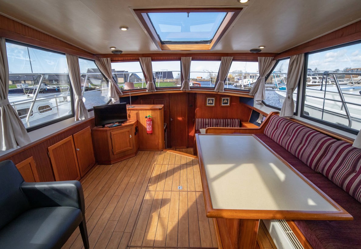 De Driesprong Yachtcharters Interieur Motorjacht Kuinder 18