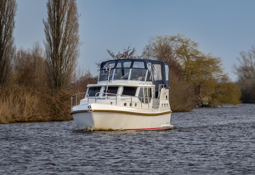 De Driesprong Yachtcharters Exterieur Motorjacht Comtesse 77