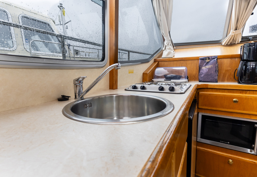 De Driesprong Yachtcharters Interieur Motorjacht Comtesse 14