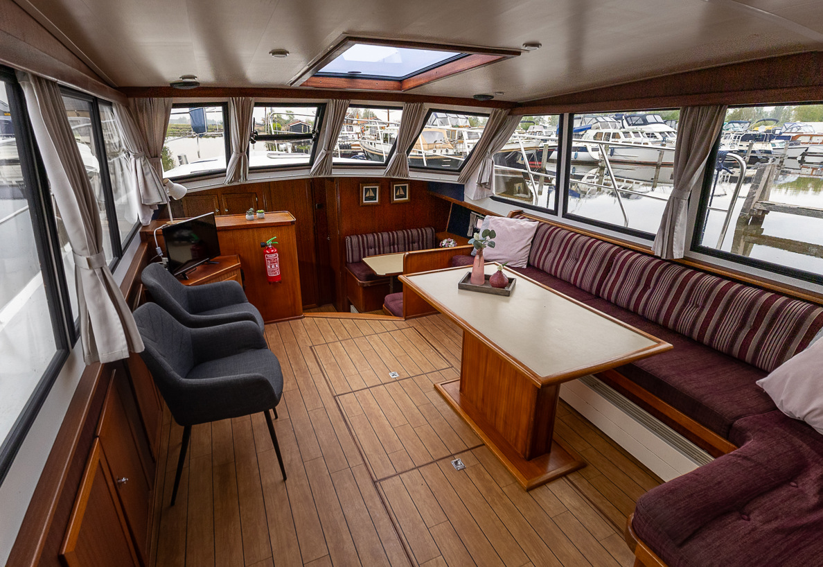 De Driesprong Yachtcharters Interieur Motorjacht Kuinder 37