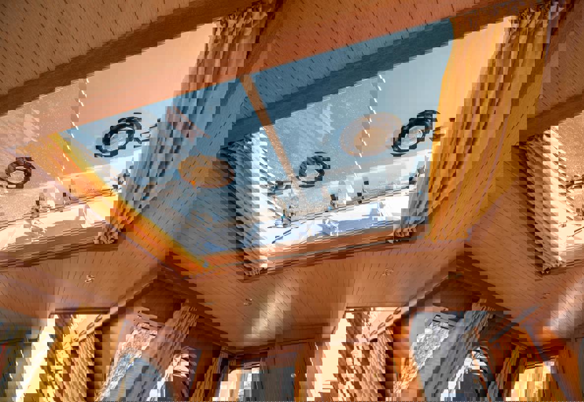 De Driesprong Yachtcharters Interieur Motorjacht Sparus 19