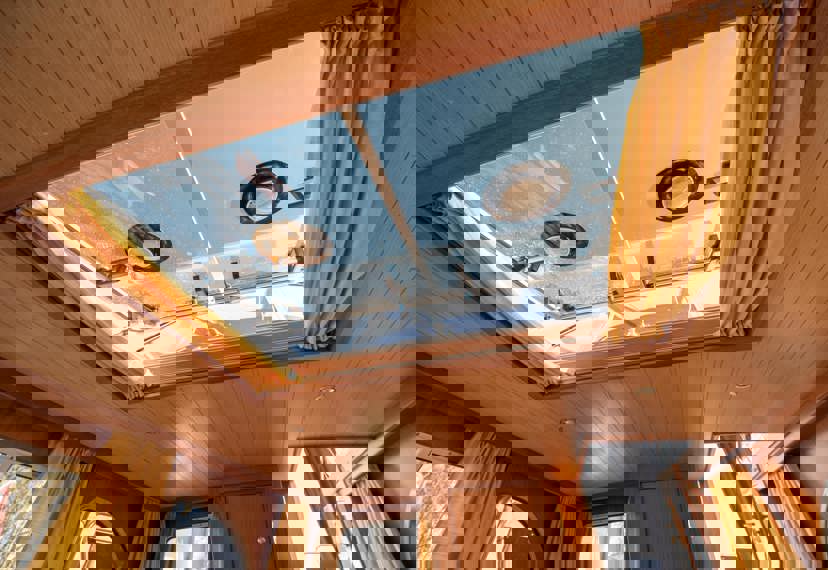 De Driesprong Yachtcharters Interieur Motorjacht Sparus 19