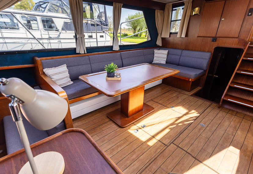 De Driesprong Yachtcharters Interieur Motorjacht Remora 42
