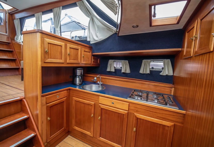 De Driesprong Yachtcharters Interieur Motorjacht Fenris 05