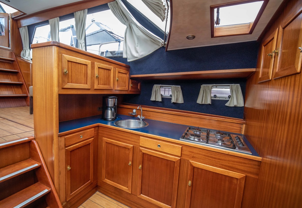 De Driesprong Yachtcharters Interieur Motorjacht Fenris 05