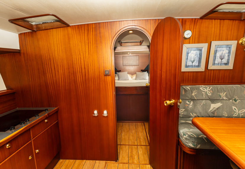 De Driesprong Yachtcharters Interieur Motorjacht Atherina 19