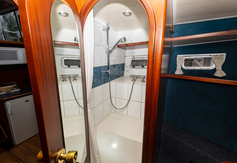 De Driesprong Yachtcharters Interieur Motorjacht Atherina 4 (1)