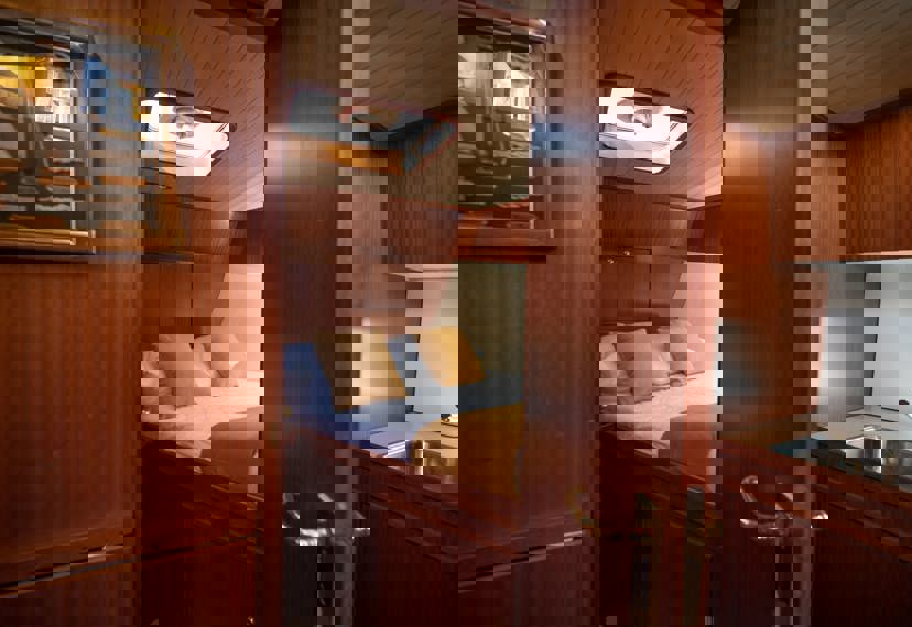 De Driesprong Yachtcharters Interieur Motorjacht Sparus 12