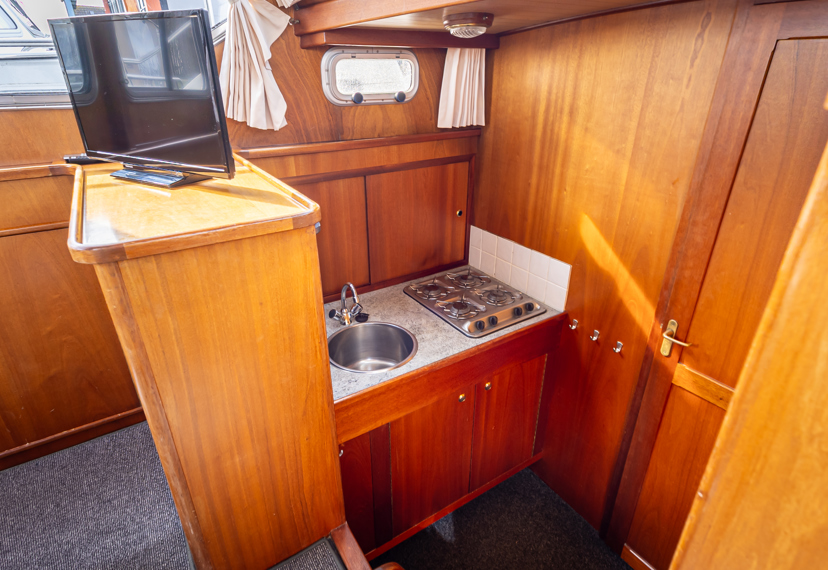 De Driesprong Yachthcharters Interieur Motorjacht Frisa 24